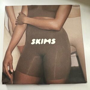 SKIMS sculpting above the knee